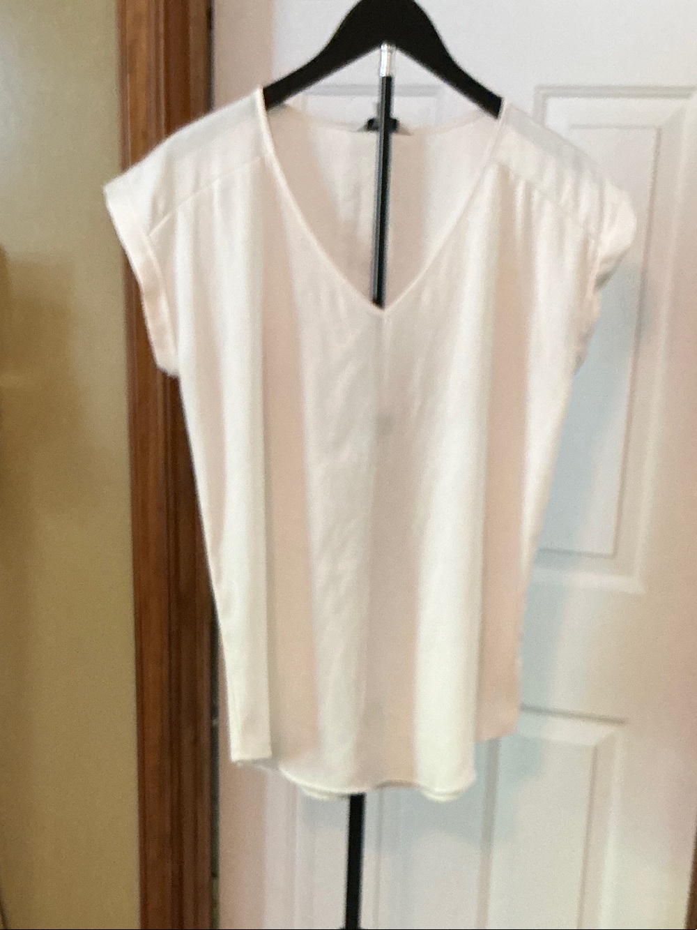 Express Off-White V-Neck Short Sleeve Top